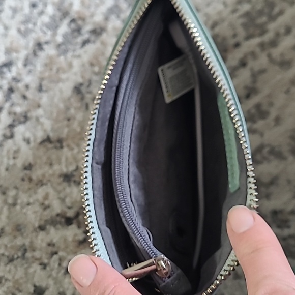 Handbag Butler Wristlet with charging port - Picture 6 of 9